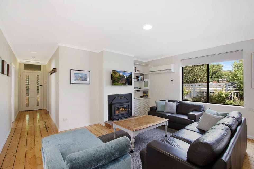 Cobden & Wills & Studio House in Porepunkah
