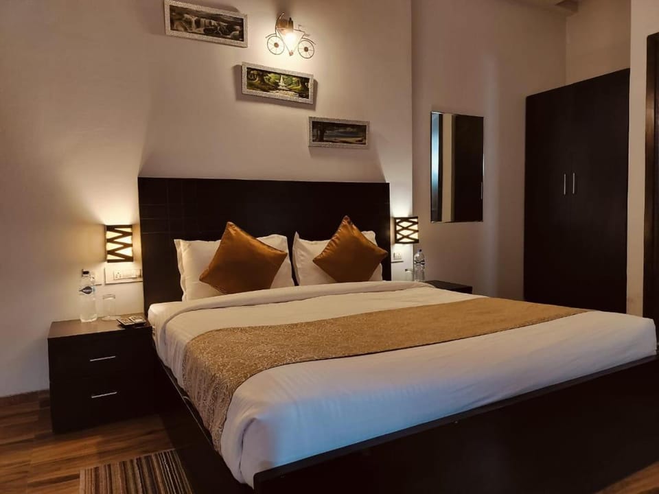 Vrindavan suites omex Hotel in Uttar Pradesh