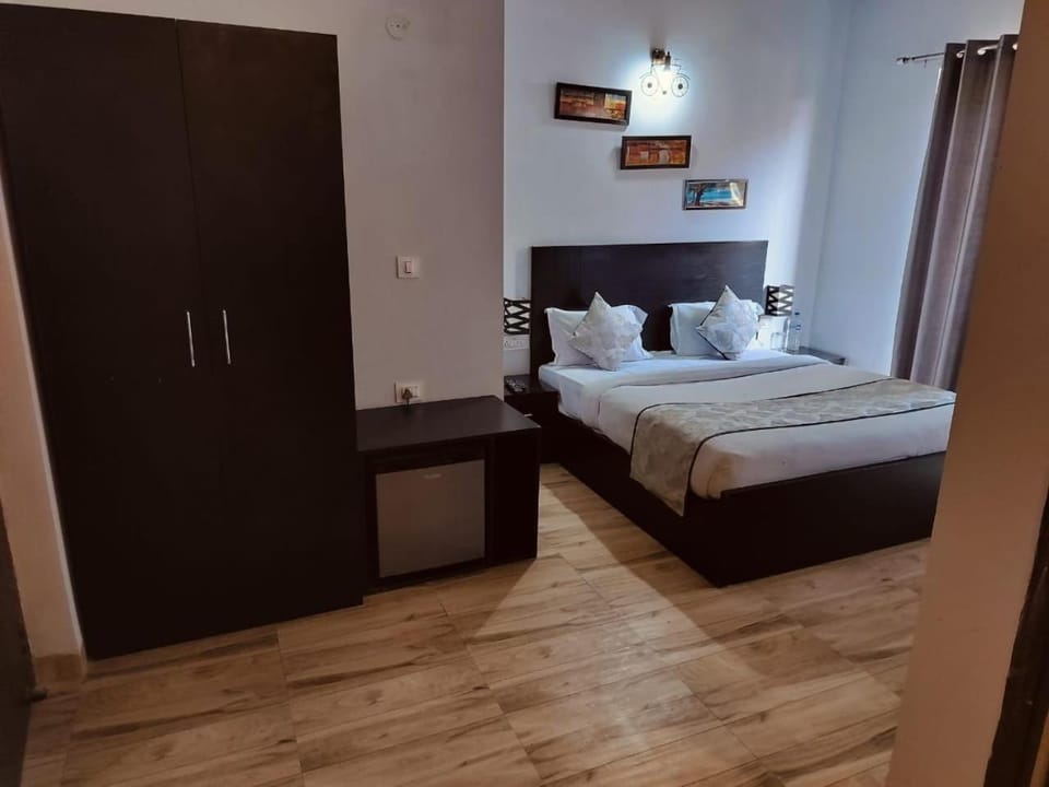 Vrindavan suites omex Hotel in Uttar Pradesh