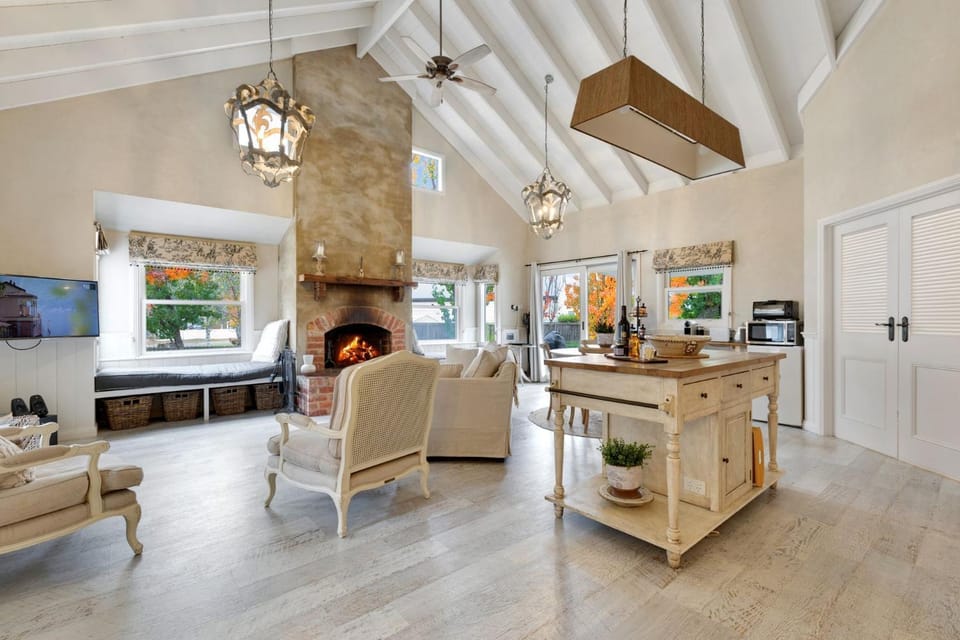 Collins Cottage - Luxury Accommodation House in Bright