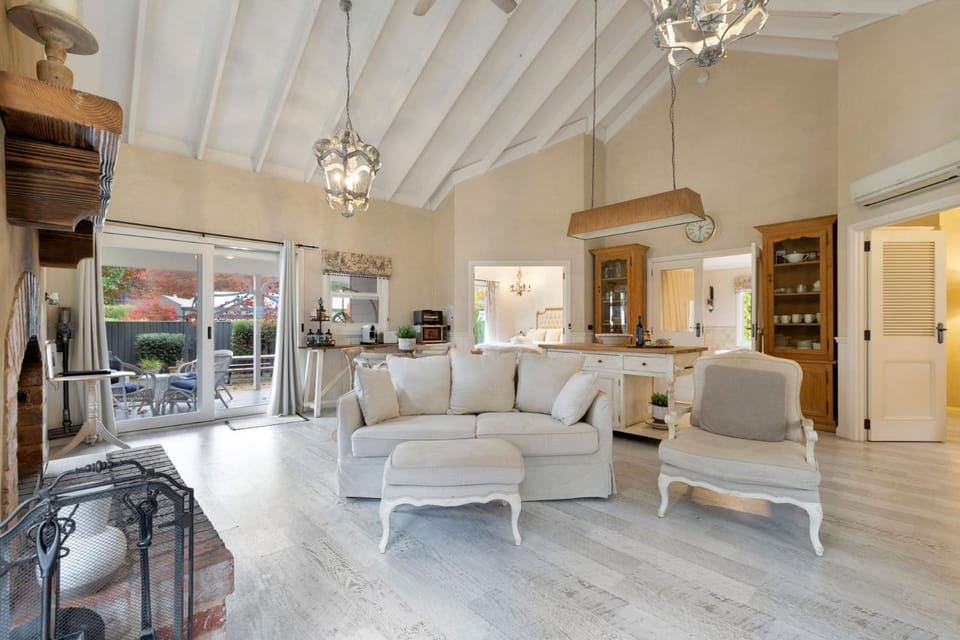 Collins Cottage - Luxury Accommodation House in Bright