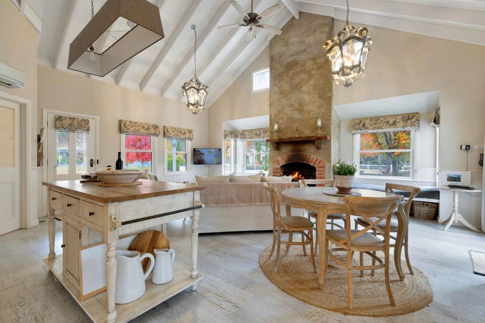 Collins Cottage - Luxury Accommodation House in Bright
