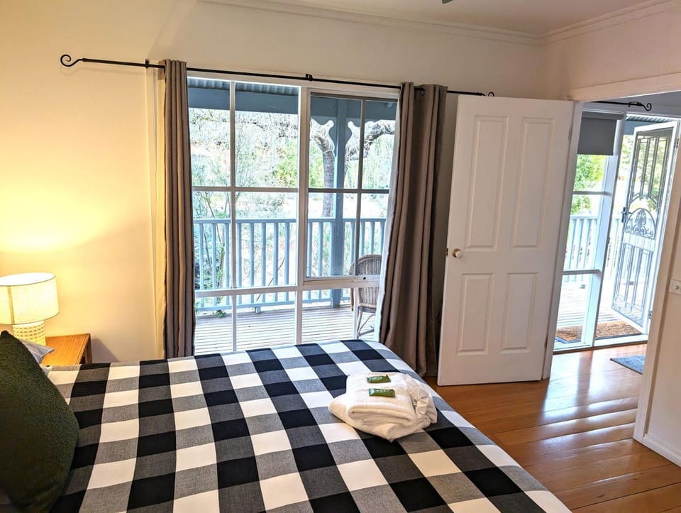 Corinda Cottage - 4 bedroom pet friendly five minute walk to town and Ovens River. House in Porepunkah