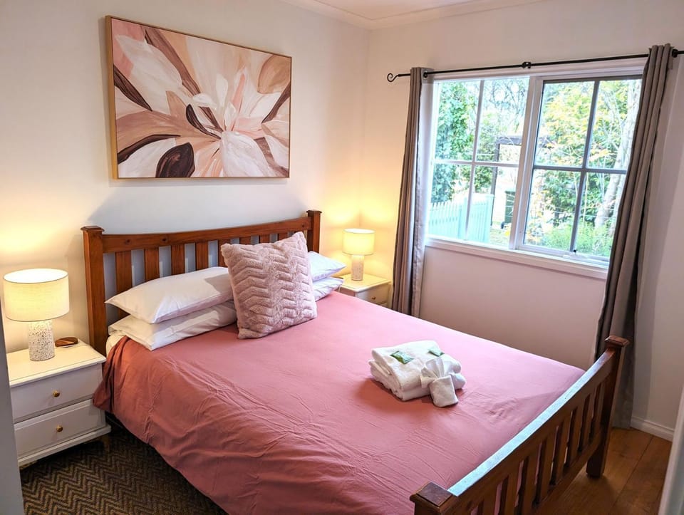 Corinda Cottage - 4 bedroom pet friendly five minute walk to town and Ovens River. House in Porepunkah