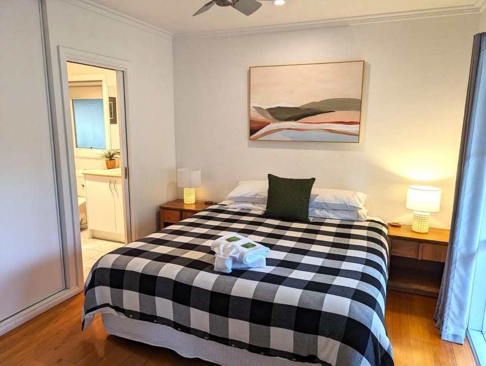 Corinda Cottage - 4 bedroom pet friendly five minute walk to town and Ovens River. House in Porepunkah