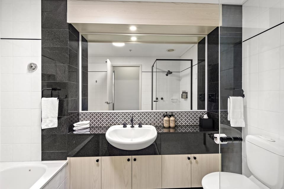 Shower, Toilet, Bathroom, towels