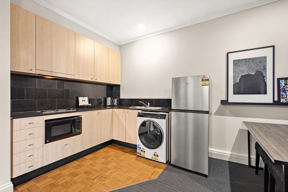 Coffee/tea facilities, Kitchen or kitchenette, stove, washing machine