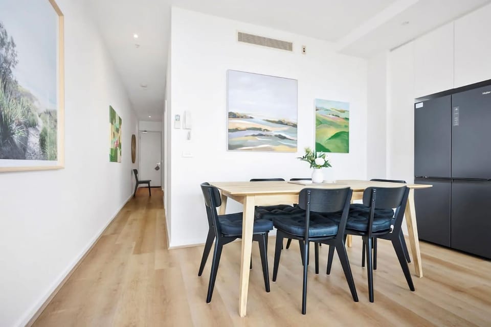 Stylish Urban Retreat Prime Location Apartment in Melbourne