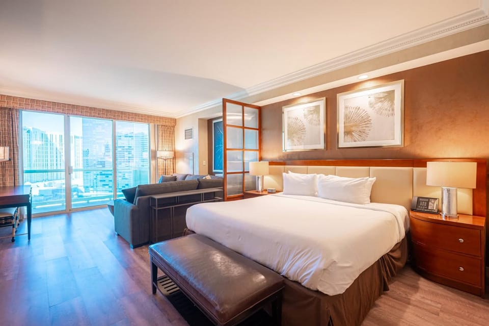 No Resort Fee StripView Balcony+ Free Valet+ Pool House in Las Vegas Strip