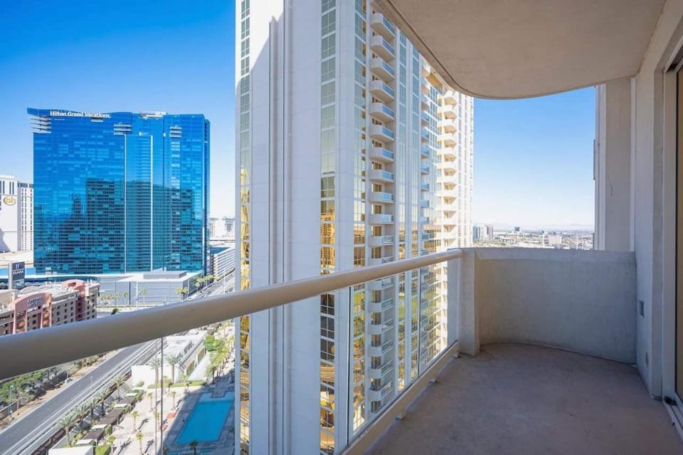 No Resort Fee StripView Balcony+ Free Valet+ Pool House in Las Vegas Strip