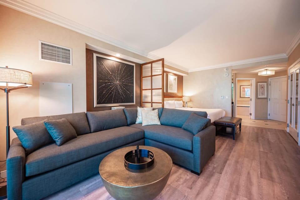 No Resort Fee StripView Balcony+ Free Valet+ Pool House in Las Vegas Strip
