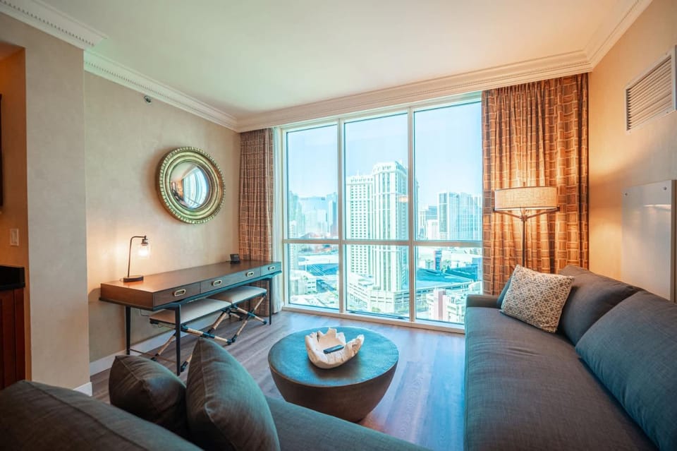 No Resort Fee Strip View Suite+ Free Valet + Pool House in Las Vegas Strip