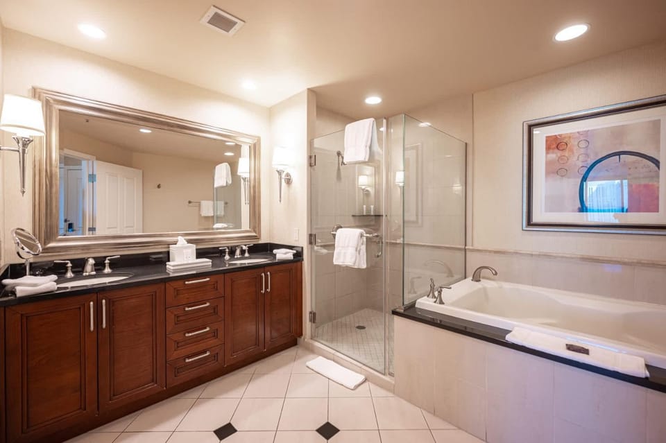 No Resort Fee Strip View Suite+ Free Valet + Pool House in Las Vegas Strip