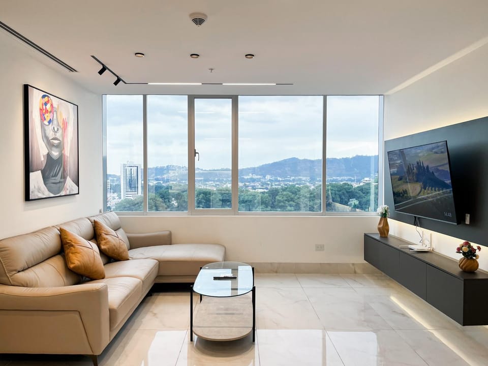 Depa de lujo con piscina y GYM cerca al Mall San Marino Apartment in Guayaquil