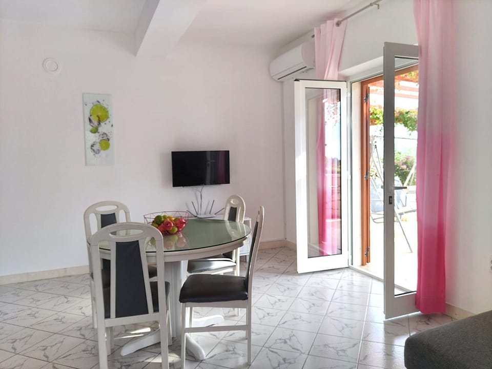 Dining area, kitchen