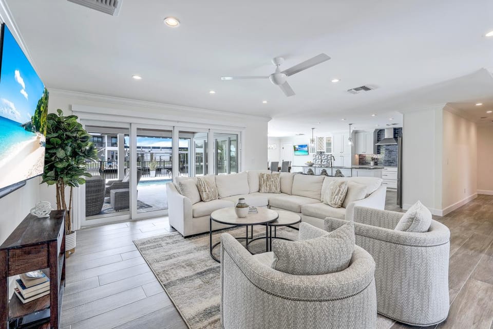 Communal lounge/ TV room, TV and multimedia, Living room