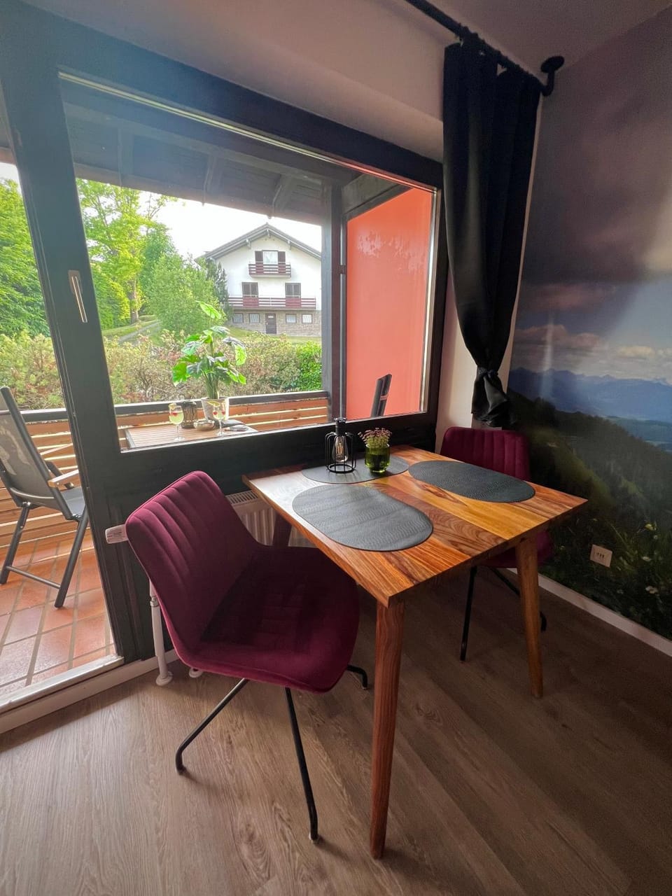 Natural landscape, Balcony/Terrace, Seating area, Dining area