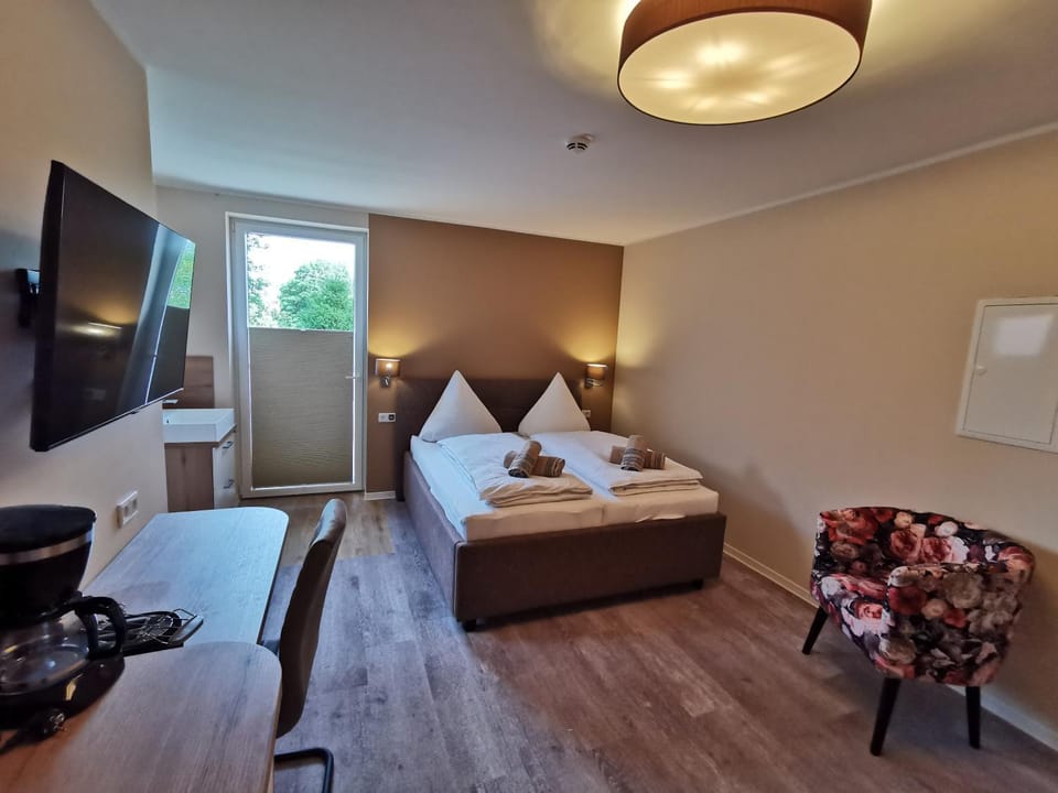 Bed, TV and multimedia, Living room, Seating area, Bedroom