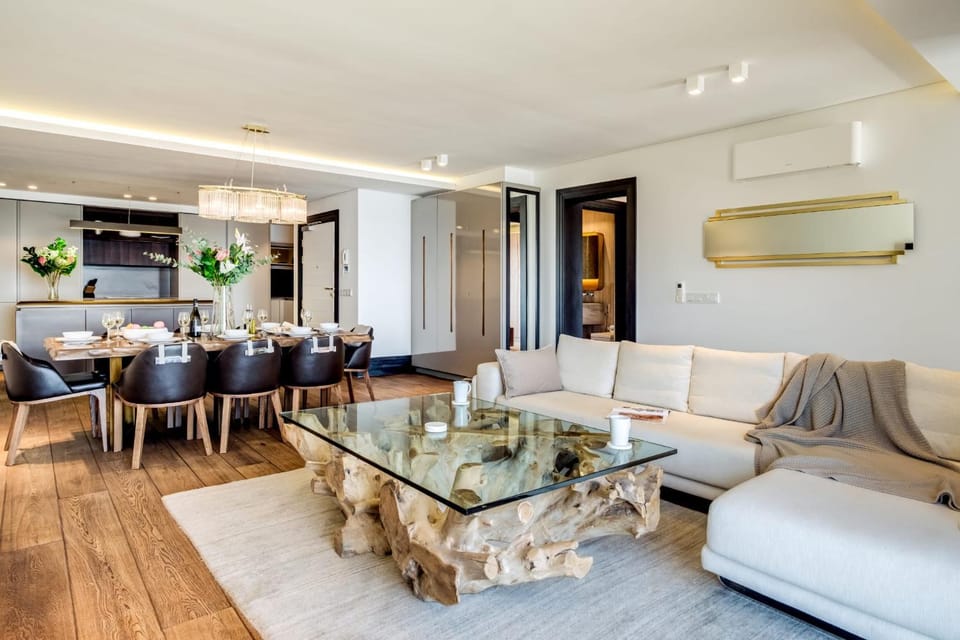 Kitchen or kitchenette, Living room, Seating area, Dining area