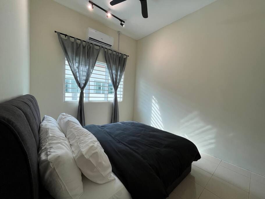 Bed, Photo of the whole room, Bedroom, fireplace, towels, air conditioner