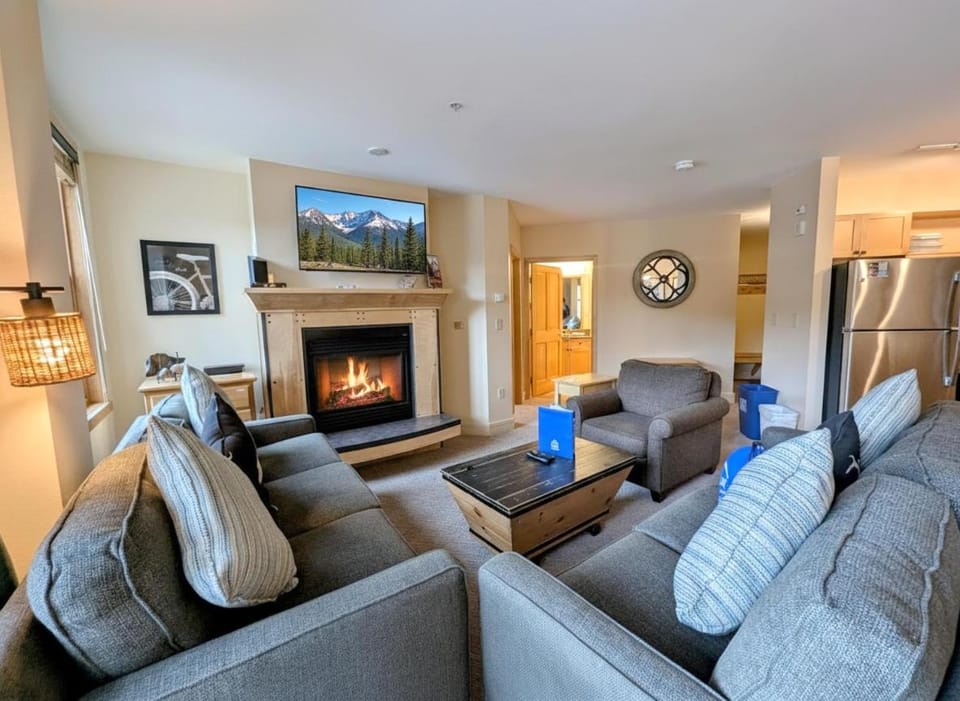 TV and multimedia, Kitchen or kitchenette, Living room, Seating area, fireplace, furniture