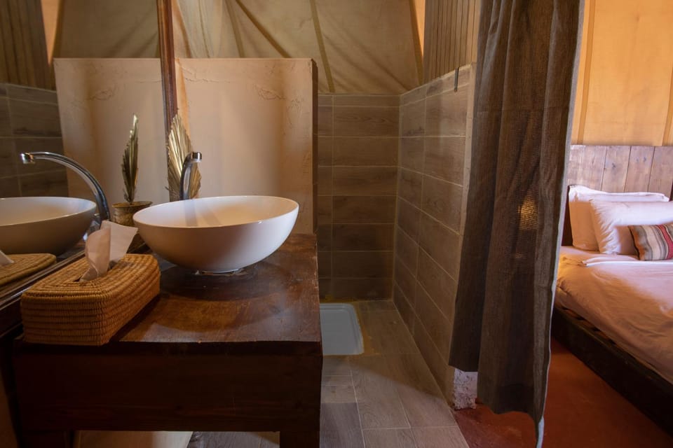 Erg chegaga Daya Luxury Camp - Sahara Desert Stay Luxury tent in Morocco