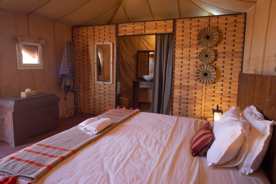 Erg chegaga Daya Luxury Camp - Sahara Desert Stay Luxury tent in Morocco