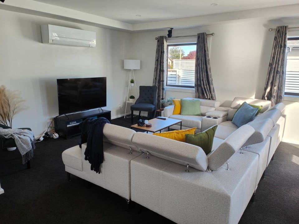 TV and multimedia, Living room, Seating area