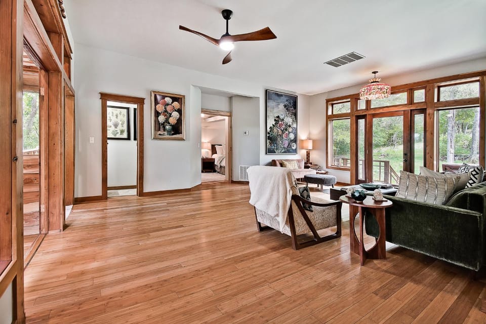 Nature Retreat HOT TUB 7 min to downtown Eureka House in Eureka Springs