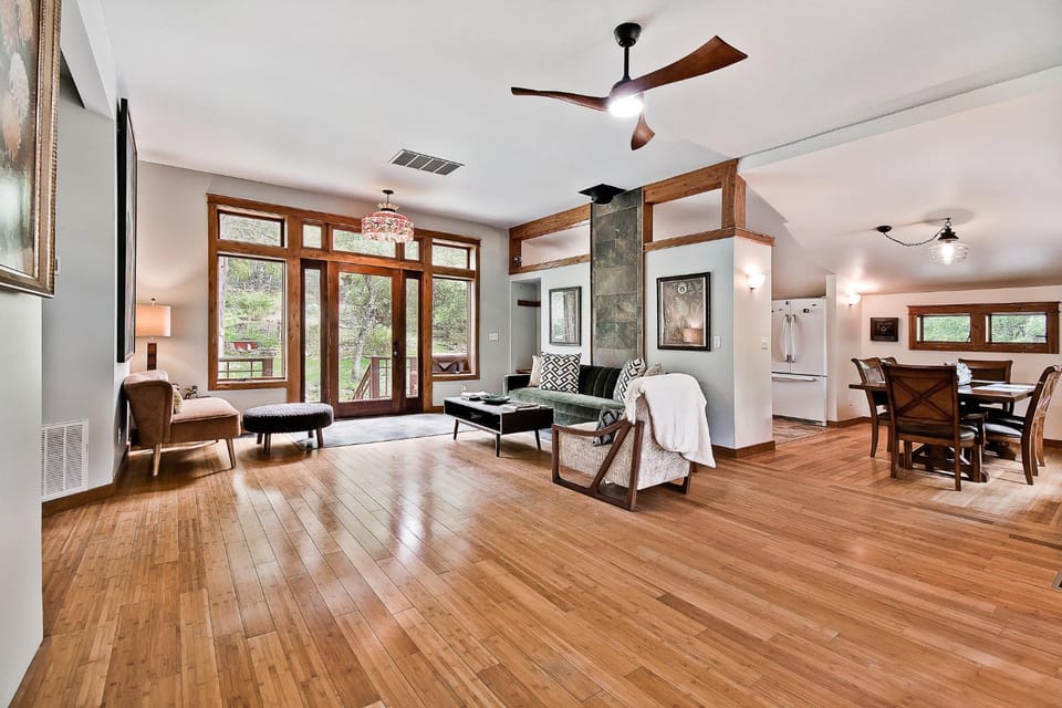 Nature Retreat HOT TUB 7 min to downtown Eureka House in Eureka Springs