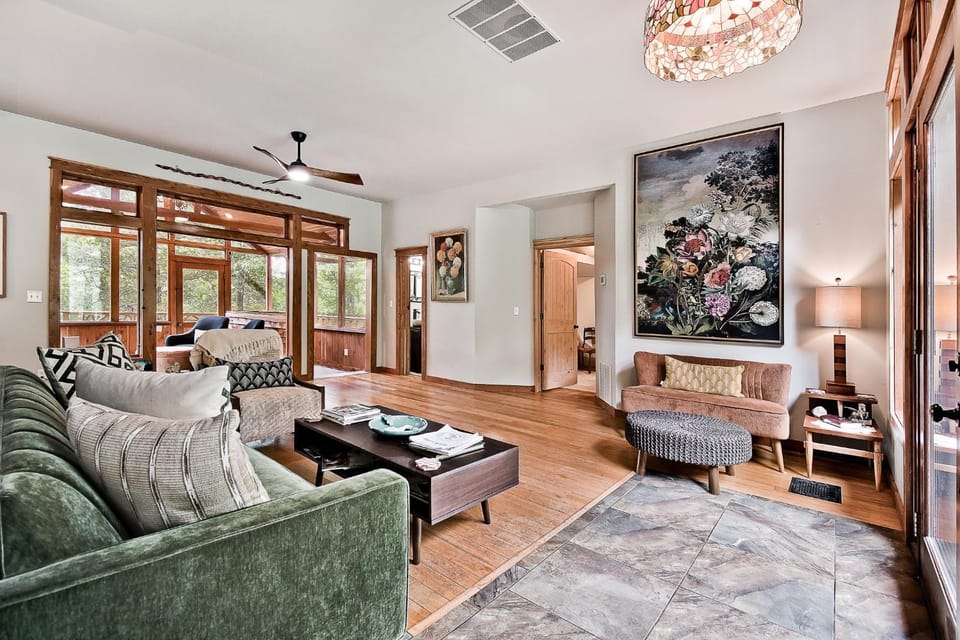 Nature Retreat HOT TUB 7 min to downtown Eureka House in Eureka Springs