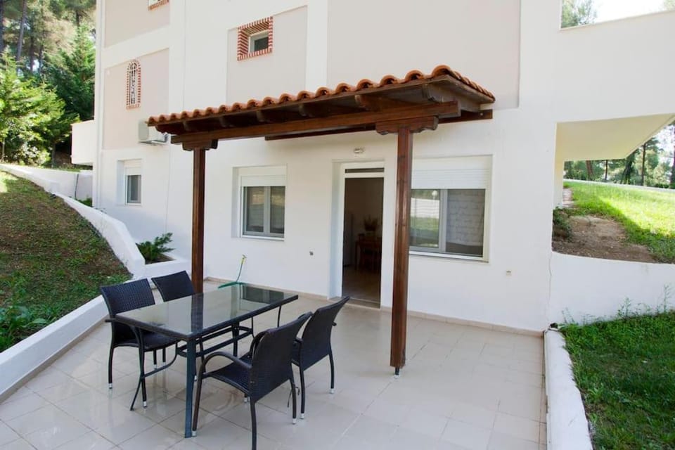 Property building, Patio, Balcony/Terrace, Dining area