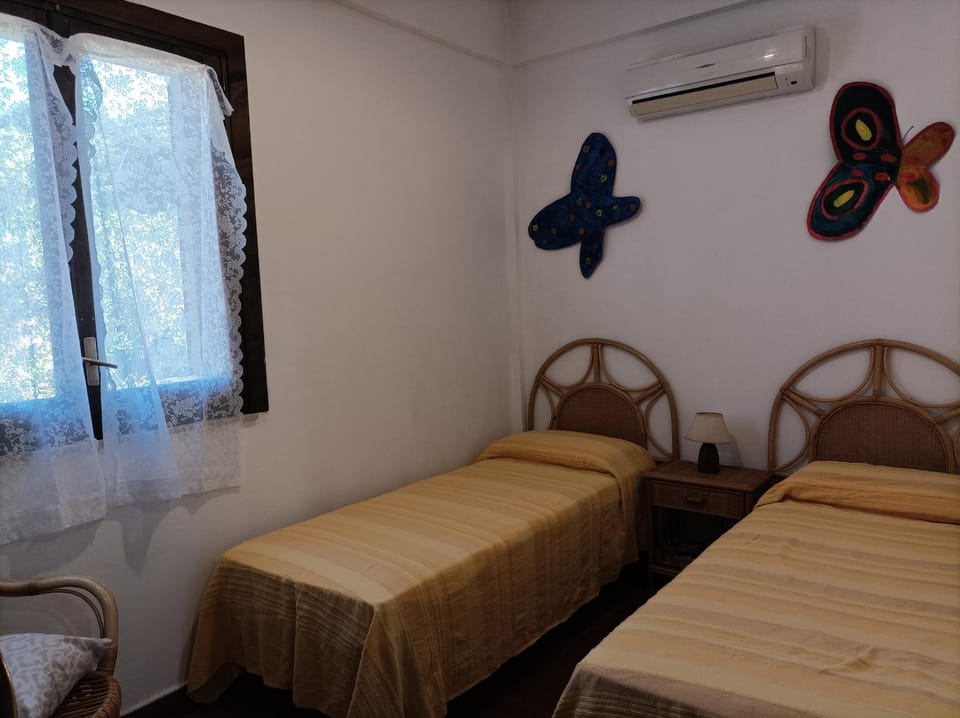Bed, Photo of the whole room, air conditioner