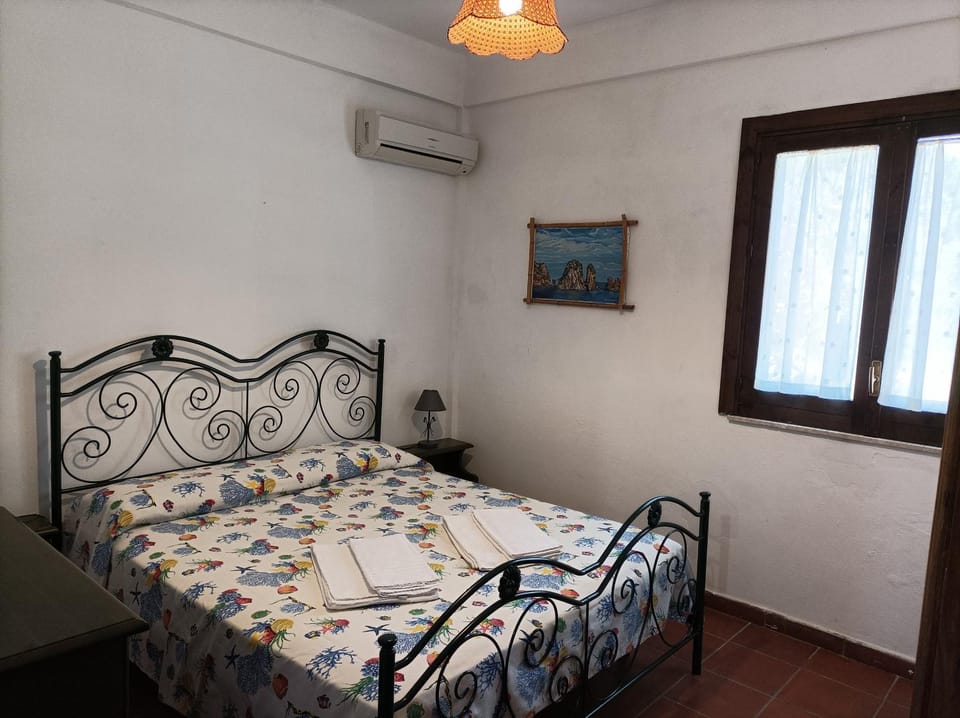 Bed, Photo of the whole room, Bedroom, air conditioner