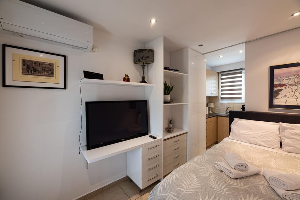 Communal lounge/ TV room, Bed, TV and multimedia, Photo of the whole room, Evening entertainment, Bedroom, towels, air conditioner