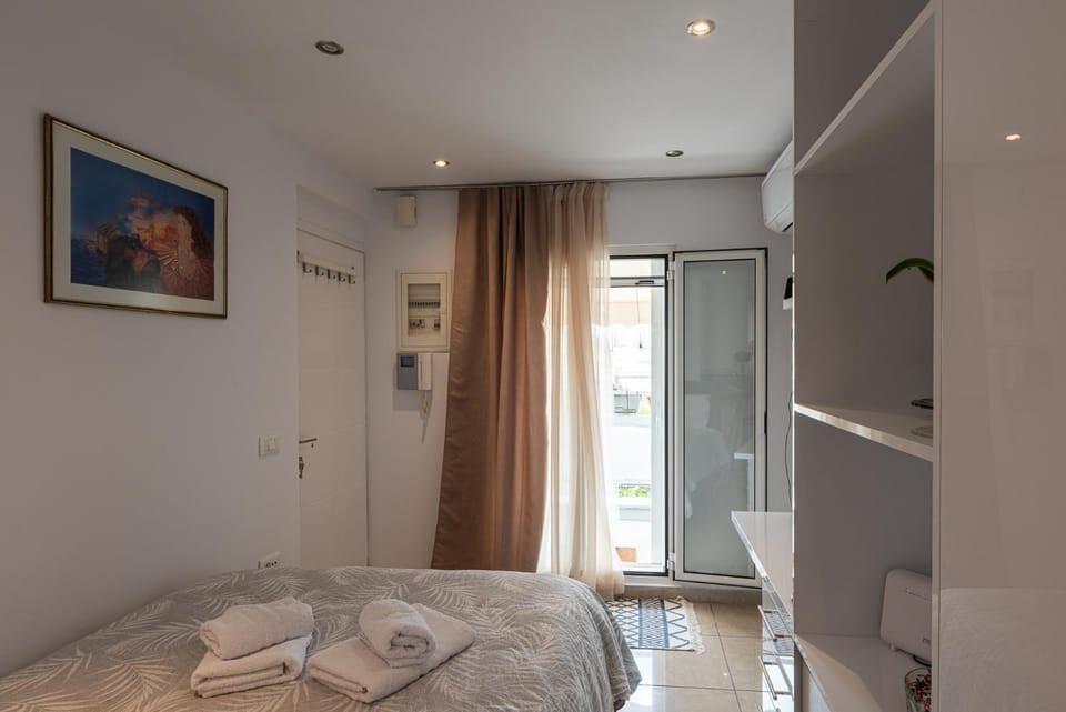 Bed, Photo of the whole room, Bedroom, towels, wardrobe