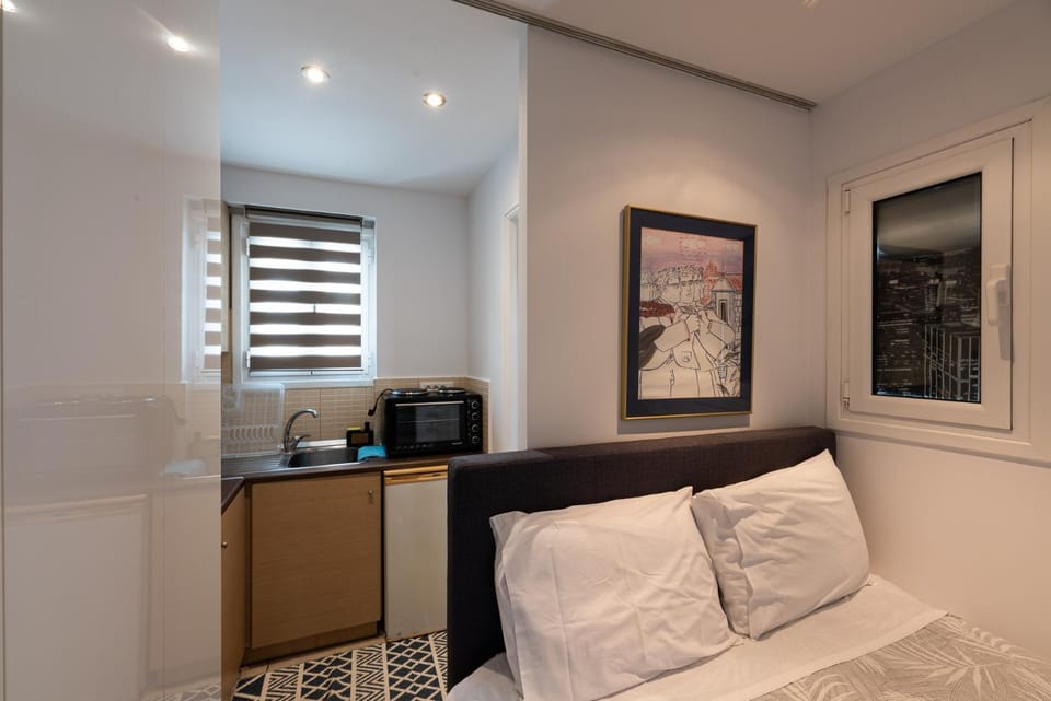 Bed, Coffee/tea facilities, Kitchen or kitchenette, Living room, Photo of the whole room, Seating area, Bedroom, minibar