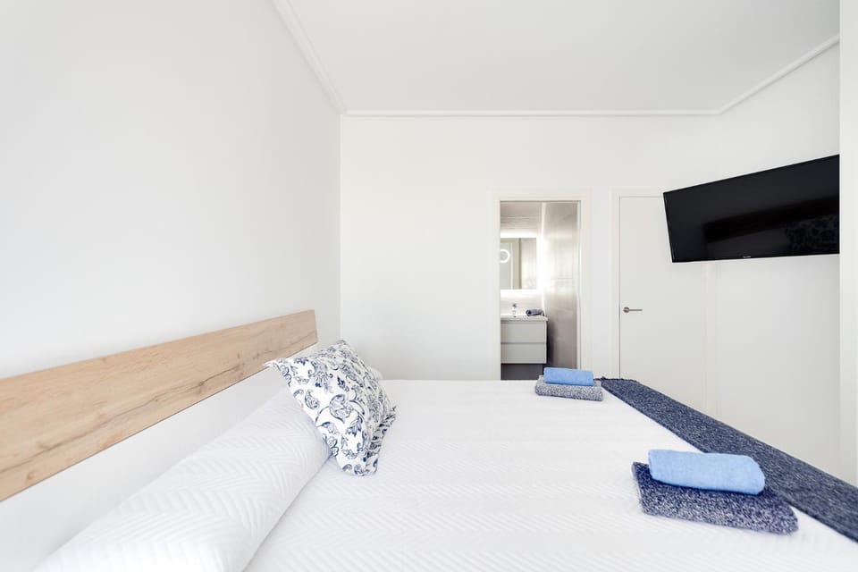 Bed, TV and multimedia, Bedroom