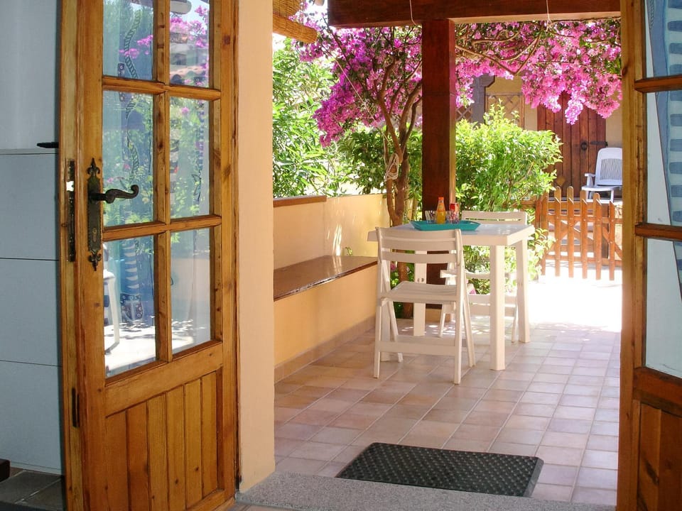 Patio, Day, Dining area, Garden view