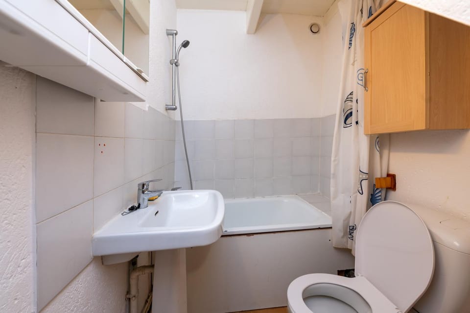 Bathroom, Living room