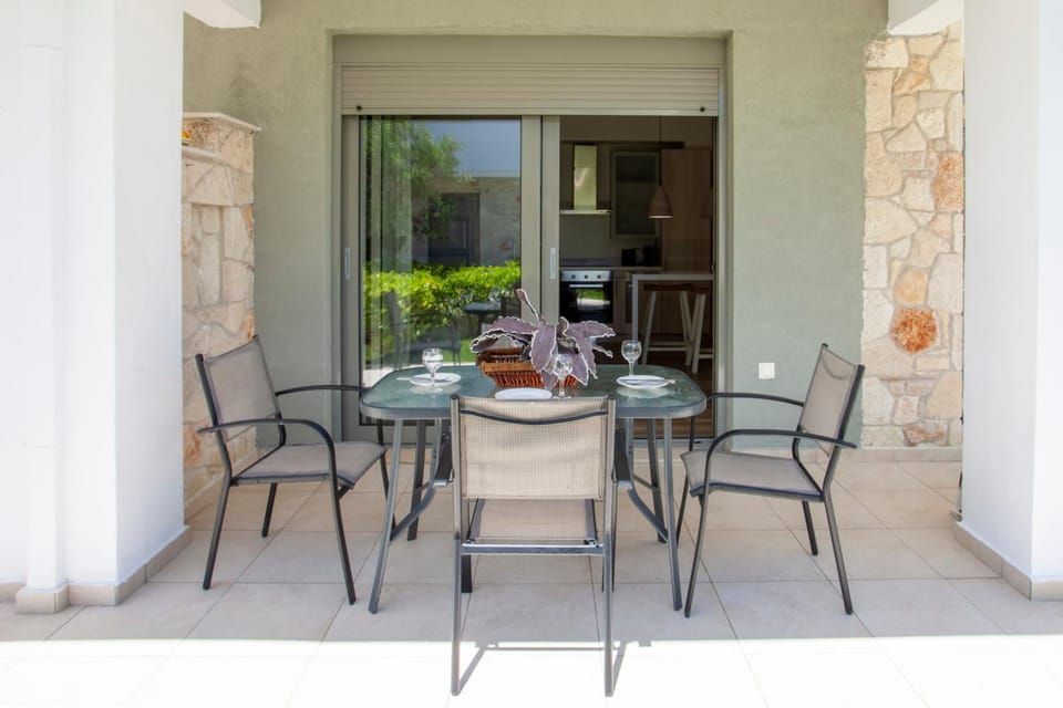 View (from property/room), Balcony/Terrace, Dining area