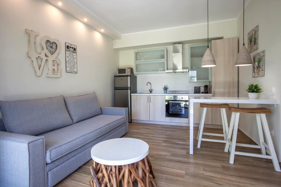 Kitchen or kitchenette, Seating area