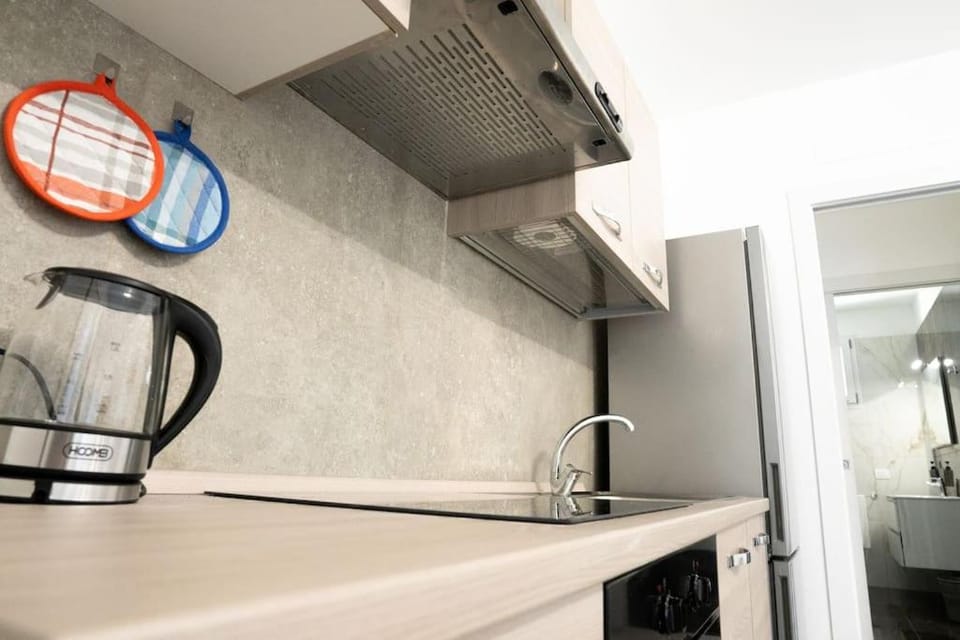 Kitchen or kitchenette, dishwasher, oven