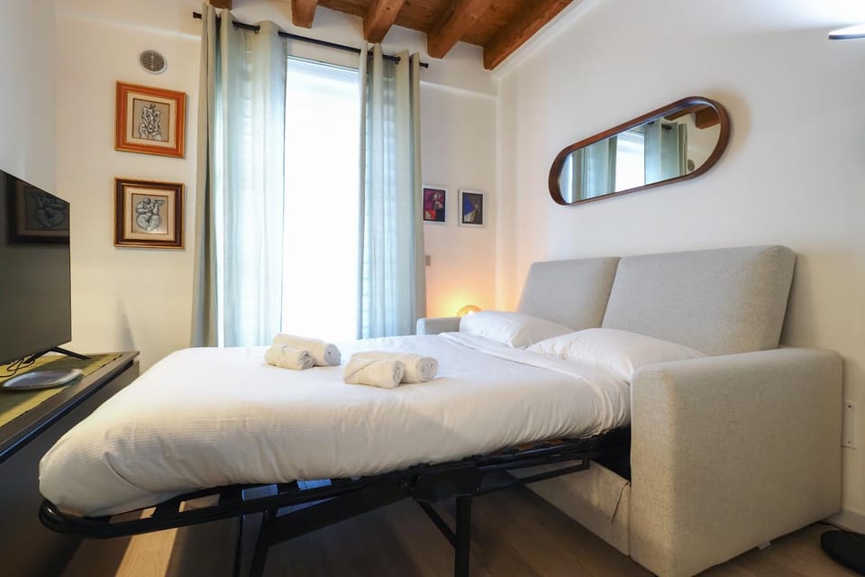 Bed, TV and multimedia, Living room, Seating area, towels