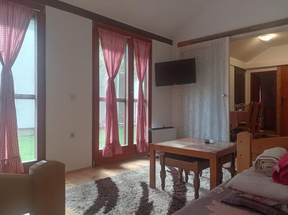 TV and multimedia, Living room, Garden view