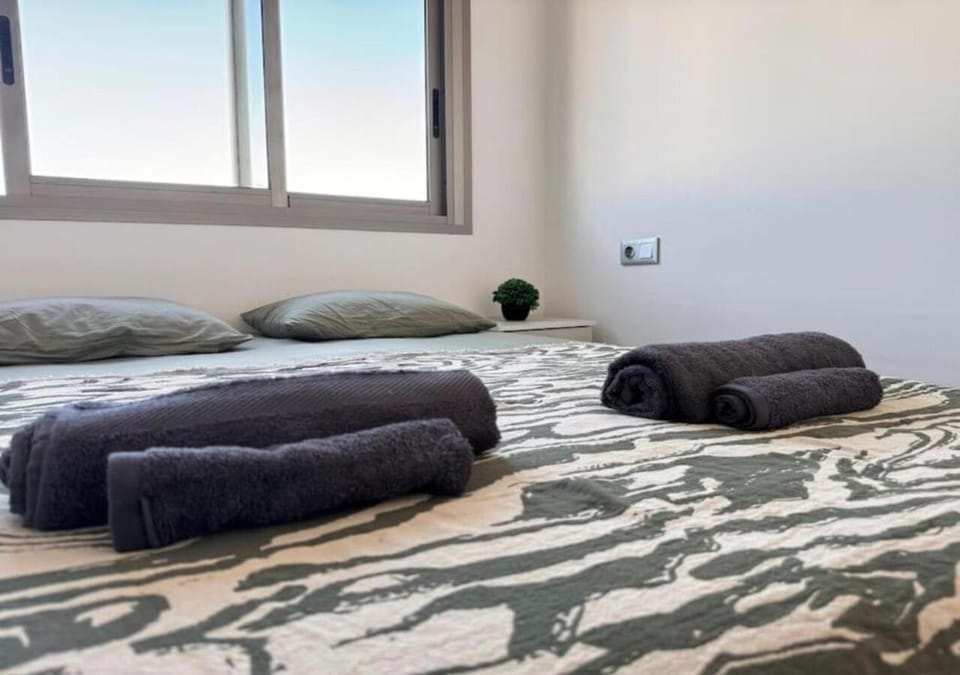 Bed, Photo of the whole room, Bedroom, towels
