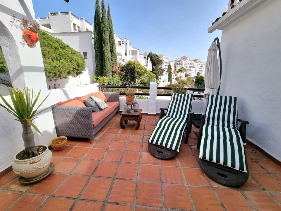Property building, Balcony/Terrace, Living room