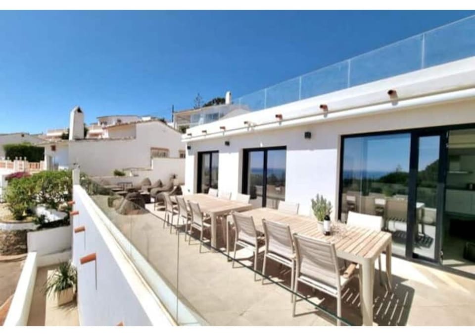 Property building, Balcony/Terrace, Living room