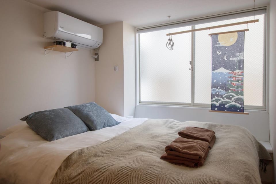 Bed, towels, air conditioner