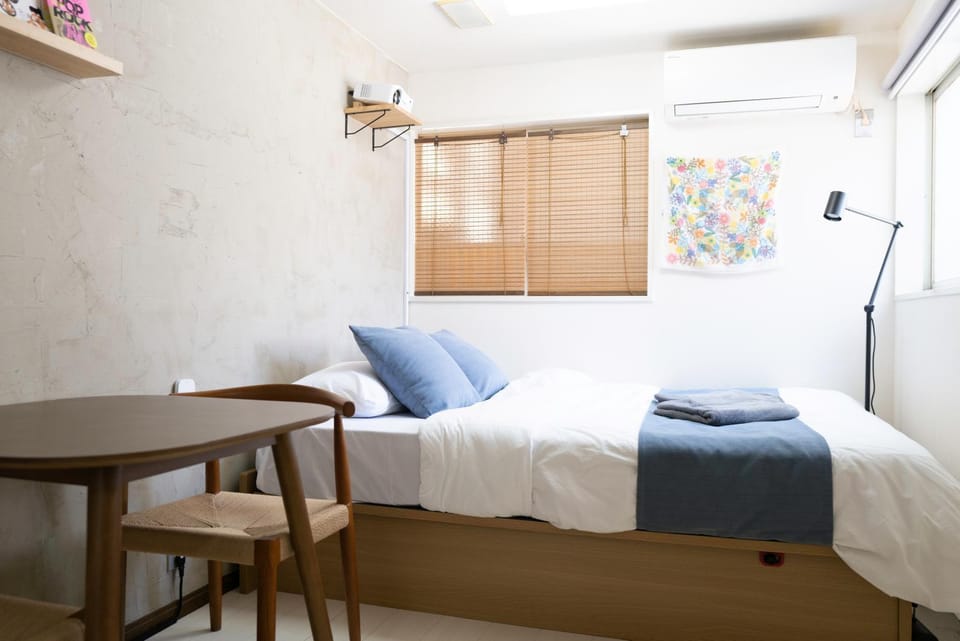 Bed, Photo of the whole room, Seating area, Bedroom